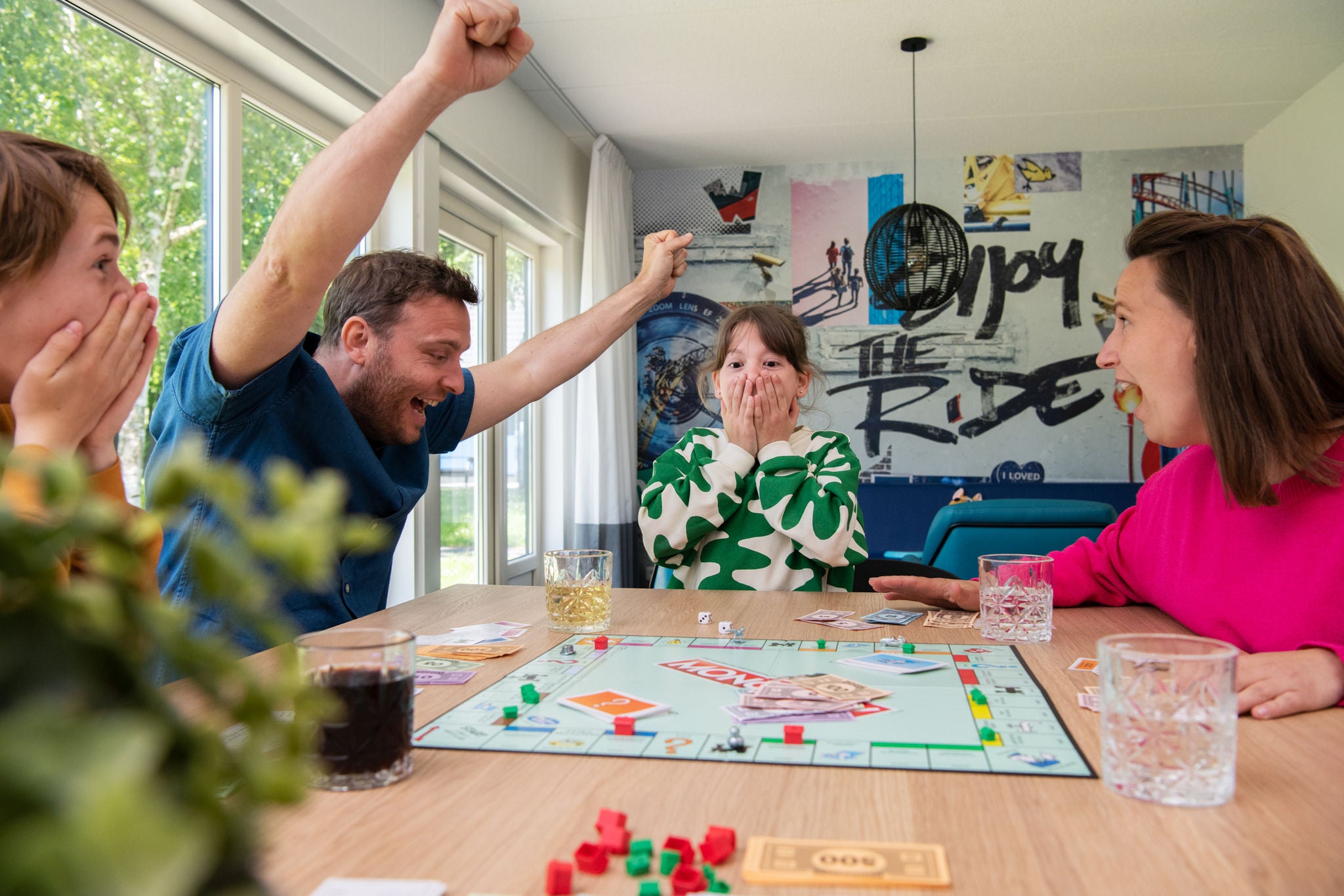 Samen een spel spelen in een van de 8-persoons bungalows.